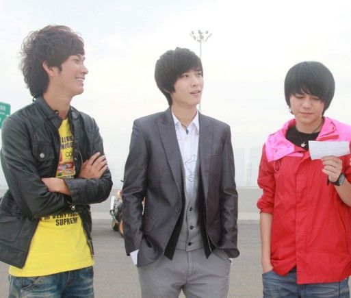 从左到右:张亚男,吴昊泽,李巍作为中国首部特摄片《铠甲勇士》,自2009