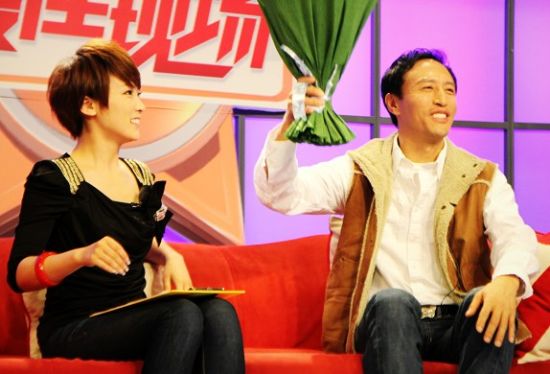 王洛勇向谢楠"献吻" 《最佳现场》庆生(图)