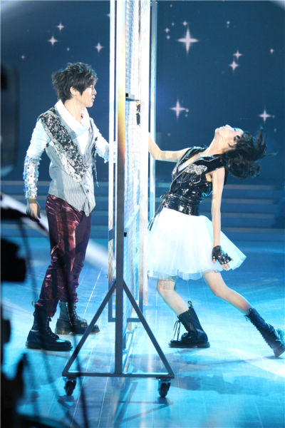 佟丽娅"帮帮跳"李炜 新舞蹈尝试金属造型