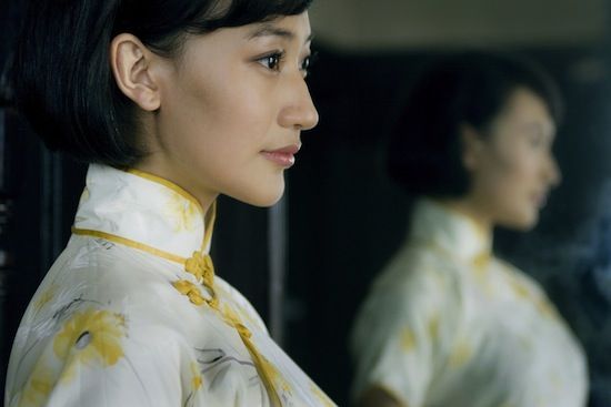 阎娜旗袍扮相优雅端庄