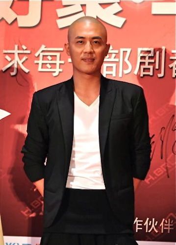 杜淳光头亮相颇为抢眼