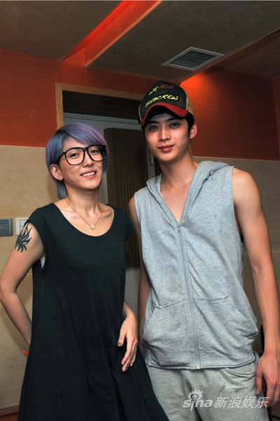 韩承羽献声《花开半夏》 刘忻手捂伤口坚持录音