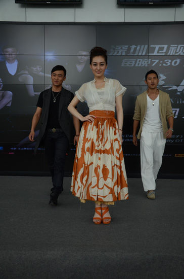 张野,李媛蒋方婷主演合影新浪娱乐讯 由知名导演李小平执导,郑奇(微博