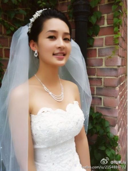 微博秀:李沁浪漫婚纱剧照 弦子当伴娘