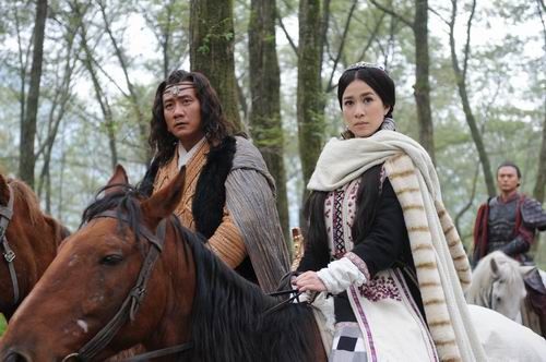 胡军与佘诗曼并马齐行