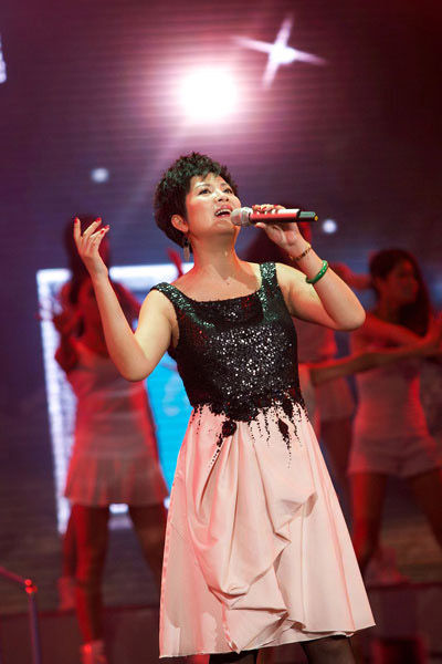 今晚(9月14日),著名歌手杭天琪(微博)以一曲豪迈雄壮的《黄土高坡》