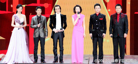 央视蛇年春晚阵容,从左至右:李思思,撒贝宁,李咏,董卿,朱军,毕福剑