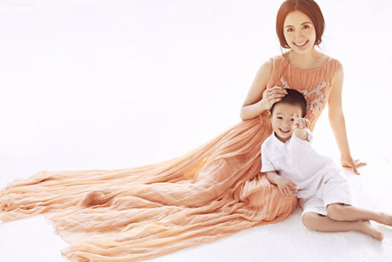 杨童舒发文感恩母爱曝与爱子亲密照