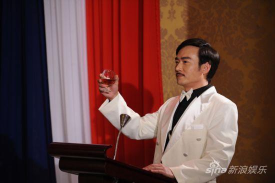 焦恩俊饰演的张墨白一身白色洋装