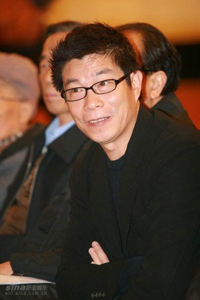 《烽火影人》在北京舉行新聞發佈會,導演陳劍飛攜劇中演員羅海瓊(聽歌