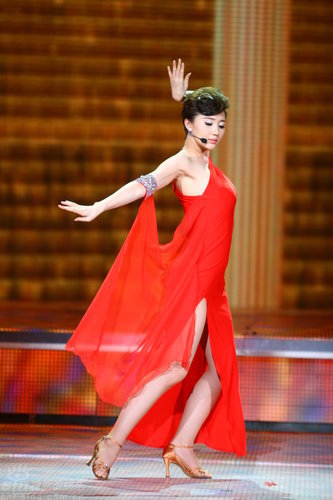组图:阿朵元宵晚会热舞探戈 红裙娇艳专业范儿