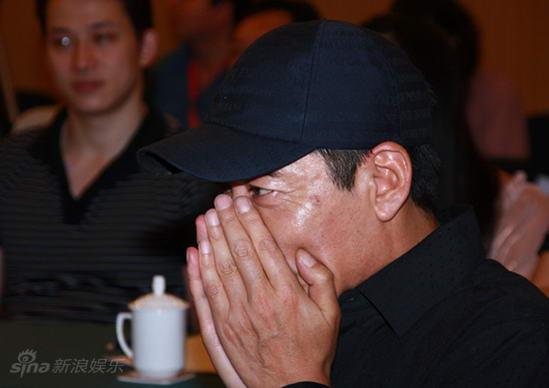 图文燃烧的生命发布会刘威掩面而笑