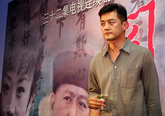 图文关中枪声发布会李亚鹏上台