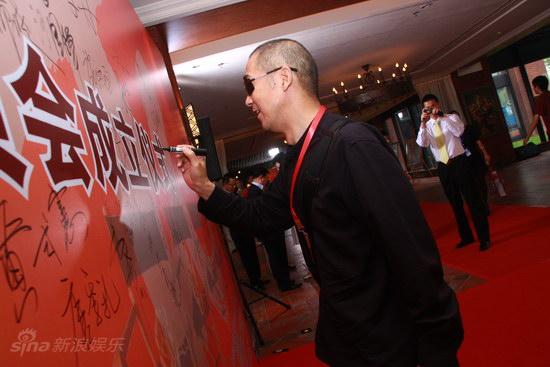 图文:导演委员会成立--张国立现场签名