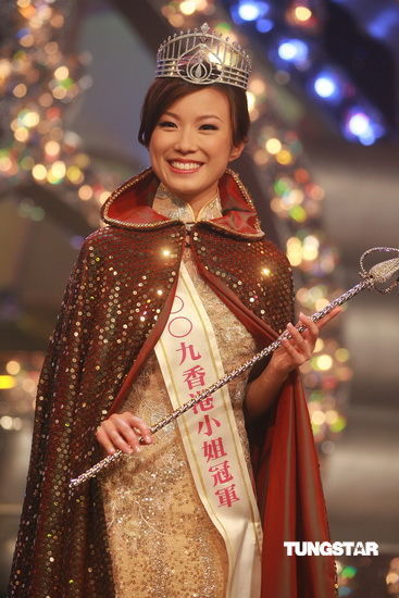 图文09香港小姐总决赛冠军刘倩婷接受祝福