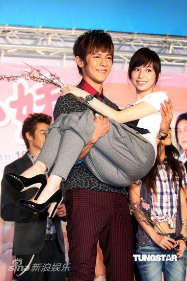 图文:《桃花小妹》剧照--汪东城抱王心凌