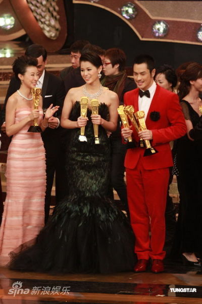 图文tvb台庆颁奖礼现场郑嘉颖胡杏儿分获视帝后