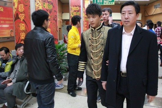 图文央视春晚后台韩庚手挽父亲