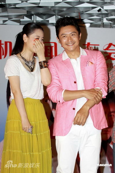 4月初刚刚与王学兵(微博)离婚的孙宁当天作为该剧女一号现身.