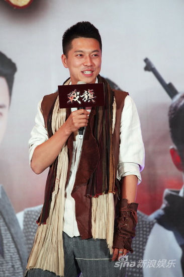 图文：《战旗》首发片花-王雷受访_影音娱乐_新浪网