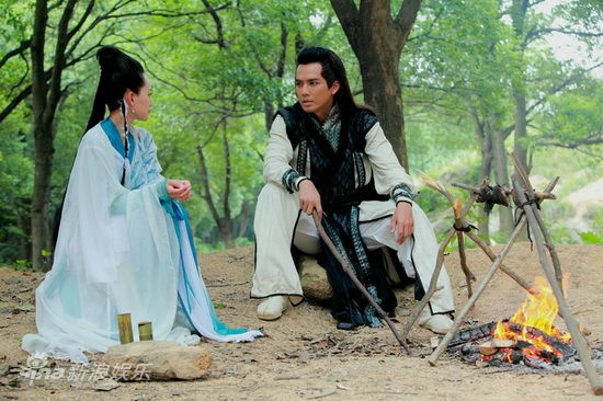 图文:《天涯明月刀》剧照-钟汉良张定涵崖底烤鱼