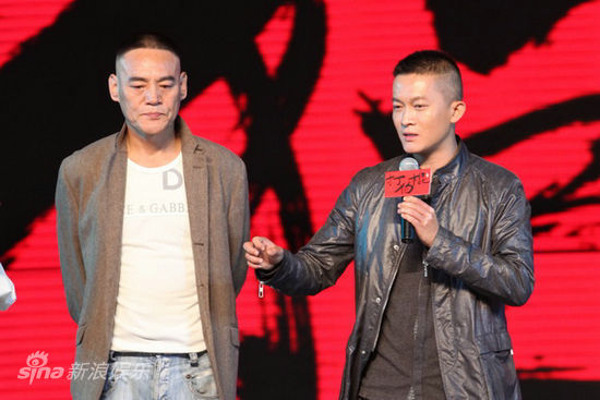 图文打狗棍发布会巍子与杨志刚
