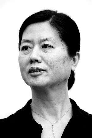 接受访谈的那张照片上,我们看到你里面穿的t恤牌子是armani……王安忆