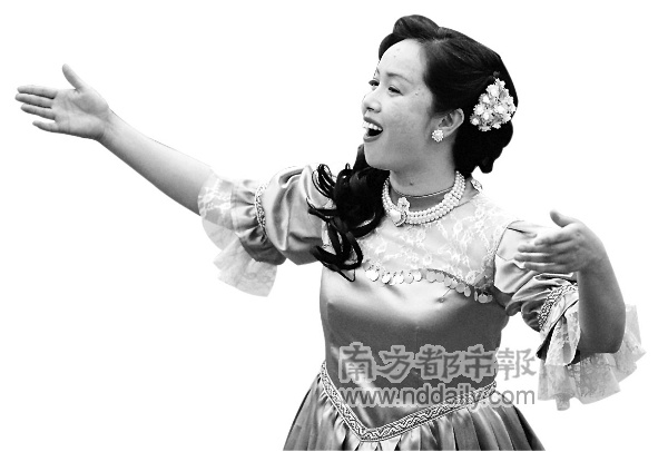 《立春》中,蒋雯丽扮演的王彩玲是个小县城的音乐老师,酷爱歌剧,一生