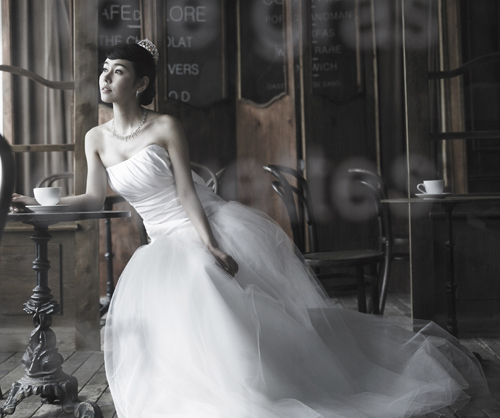 韩国女演员朴谭熙在11日下午与年长4岁的企业家举行了婚礼