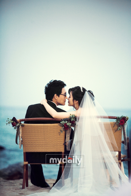 朴成雄和申恩正夫妇在婚礼举行之前公开了他们的婚纱照片