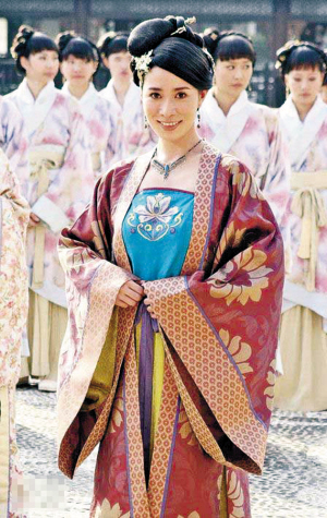 佘诗曼扮演位高权重的女官《刘三好》以女人戏为主