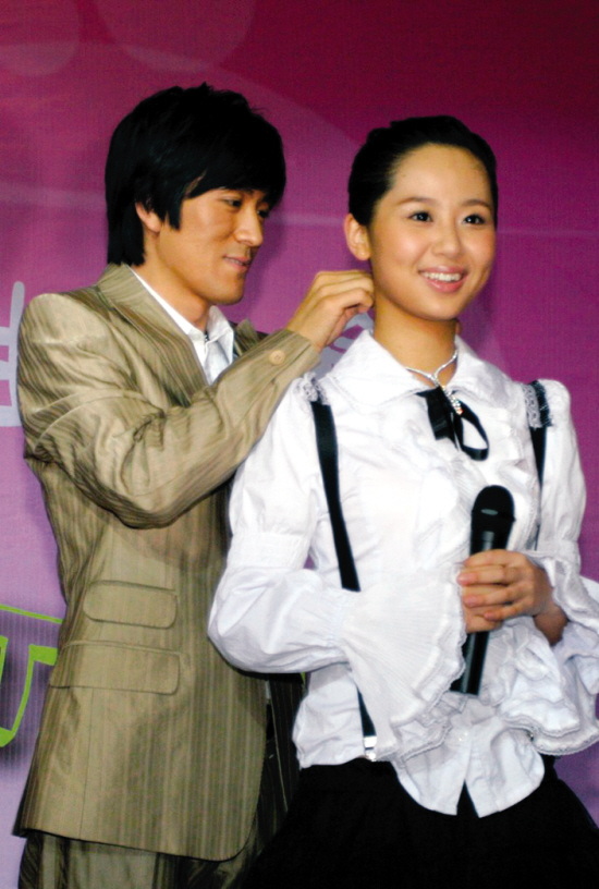 "的扮演者杨紫,在北京举行她的十六岁生日派对,并宣布签约杨子公司