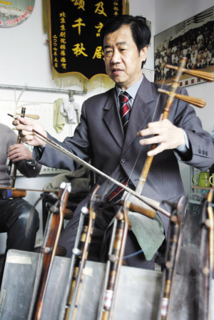 赵平治京胡声韵绵长六年丝竹悦耳图