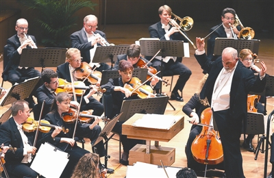 曼托瓦尼乐团上次来京演出的现场照片.