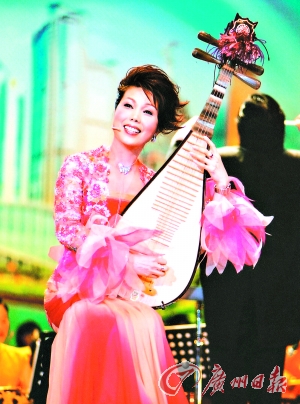 陈玲玉抱琵琶唱粤曲