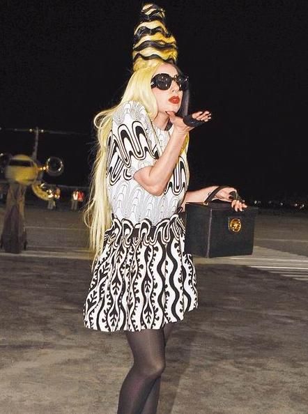 "搞怪女王"lady gaga抵台 头顶高耸假发(图)