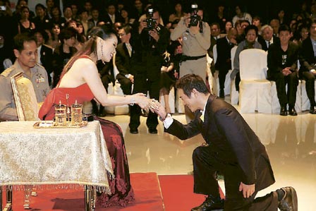 图文:"壹基金"获支持 李连杰下跪谢泰国公主