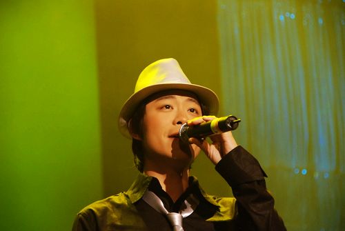 鹏城歌飞扬2005年度最佳男歌手韩东演唱韩东新浪娱乐讯 2月14日晚上19