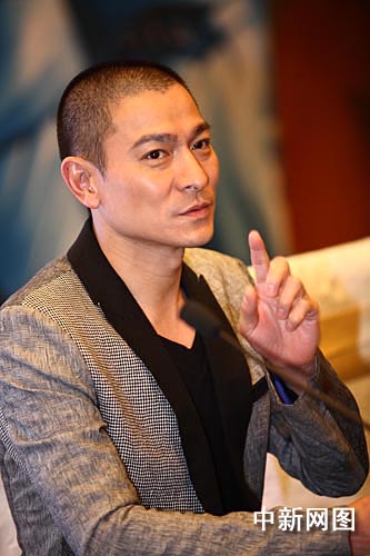 刘德华平头现身蓉城成都 为新片造势(组图)