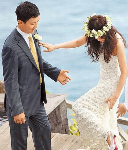 组图:侯佩岑三套百万婚纱全曝光 新郎仅换领带