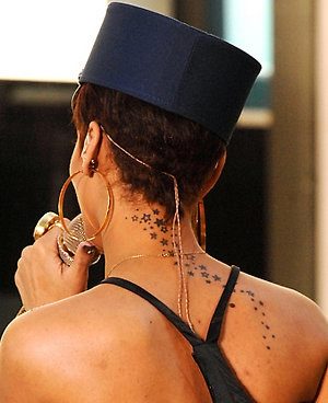 蕾哈娜肩膀纹身图片