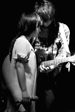 刺猬乐队的主唱与鼓手在mao舞台上.