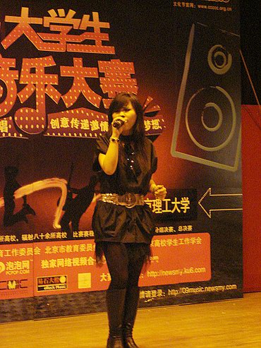 韩真真为满足学生歌迷清唱《叶子》