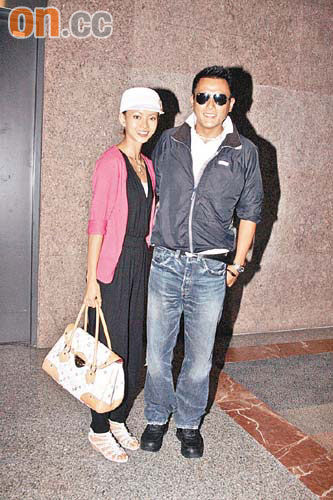 魏骏杰带着二十三岁的太太张利华专程回港看演出姚嘉妮产后首次与老公