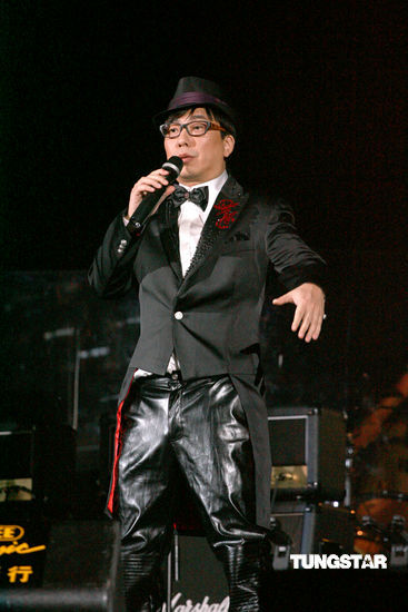 图文林敏聪演唱会林敏聪一身英伦范