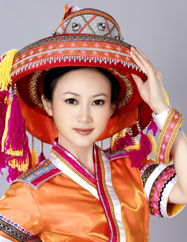 李嘉一穿民族服"出嫁" 将翻唱陈楚生作品(图)