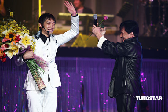 rain香港开唱成龙捧场登台鲜花给足惊喜图