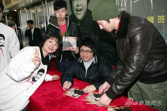 韩红北京签售《听我的声音》 郭敬明送花祝大卖