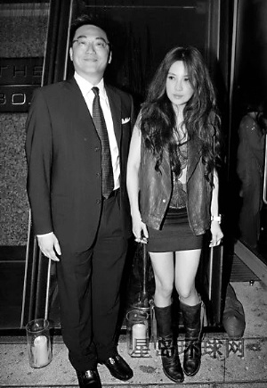 庞维仁和前妻黄美仪秀恩爱,但终因李嘉欣介入而离婚.