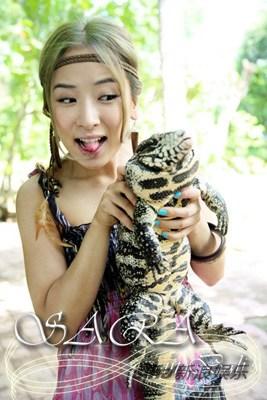 sara变身丛林女王 媚眼天使与大象亲密共舞(图)